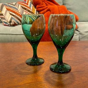Vintage Juniper Emerald
Green Wine
Goblets with gold rim.